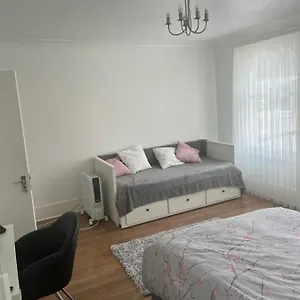 Guest house Private 1, London