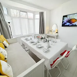 Guest house Luxurious House Near Excel- Air Conditioning, 9 Beds, 2 Baths, Garden, Fast Wifi, London
